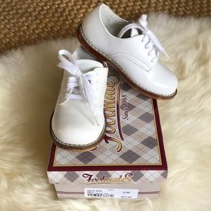 White leather Footmates Walker shoes EUC size 6